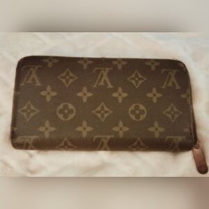 *SALE TODAY ONLY* LOUIS VUITTON MONOGRAM ZIPPY WALLET